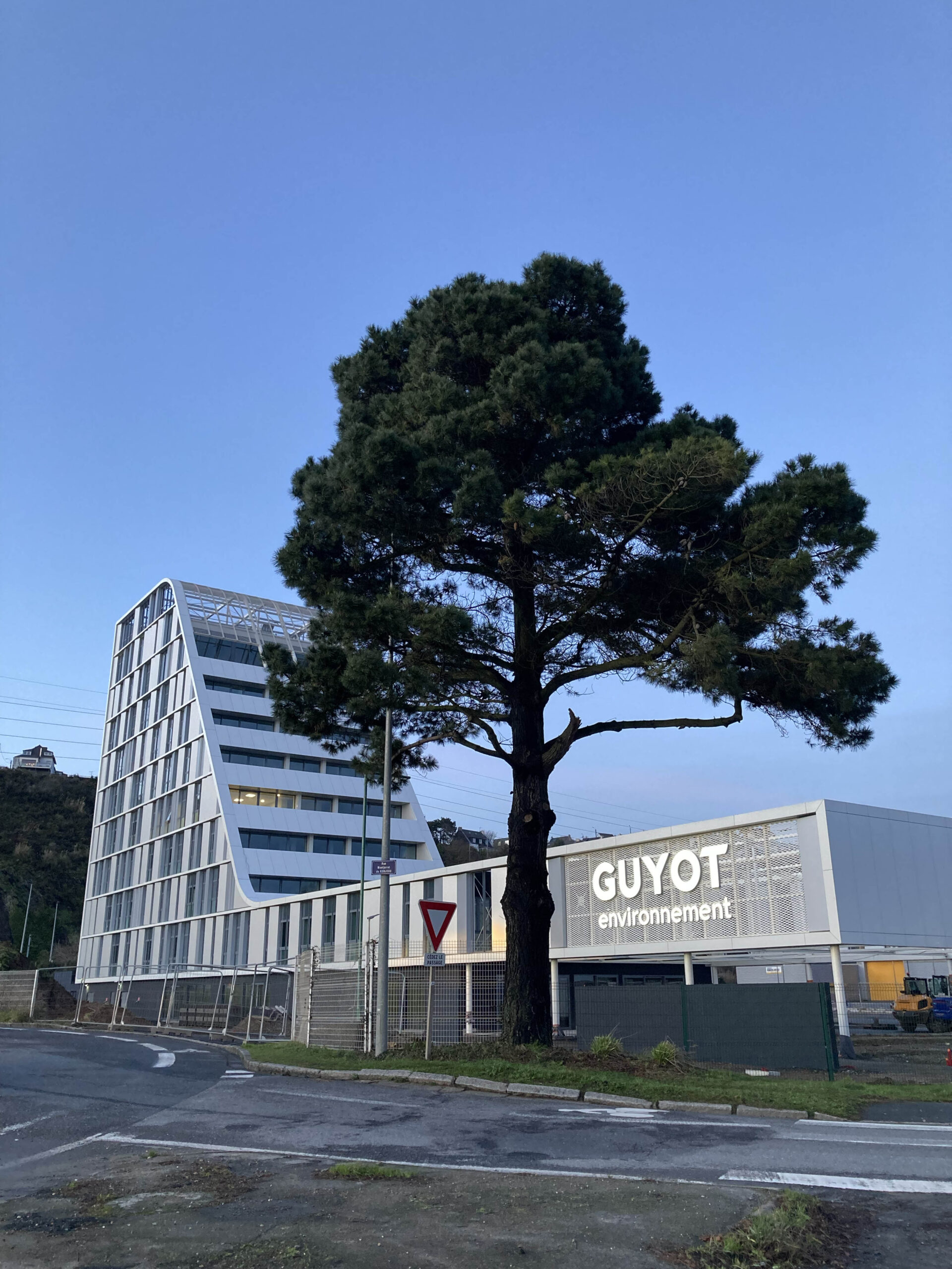 Enseigne Guyot par Sigma Systems